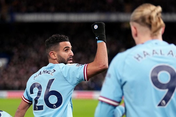 Riyad Mahrez toả sáng Man City tiếp tục bám đuổi Arsenal