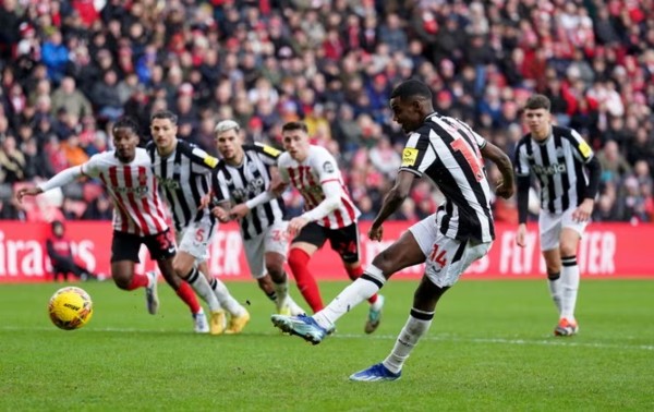 Isak tỏa sáng với cú đúp bàn thắng