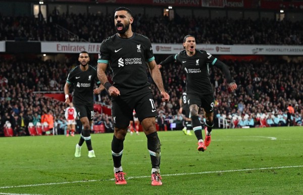 Salah cân bằng kỉ lục ghi bàn của huyền thoại sân Anfield - Fowler