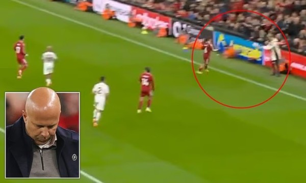Liverpool bị "soi" vì liên tục vi phạm quy định về ném biên ở trận gặp MU 
