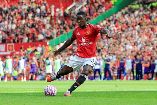 Napoli chưa từ bỏ Mainoo