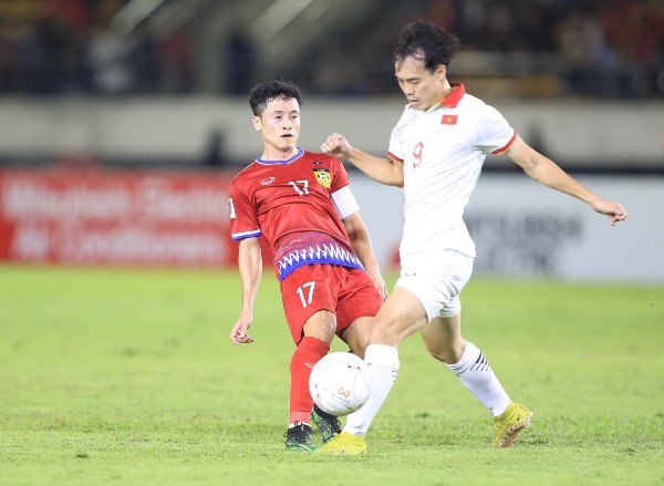 Vongchiengkham chơi đầy nỗ lực trước ĐT Việt Nam.
