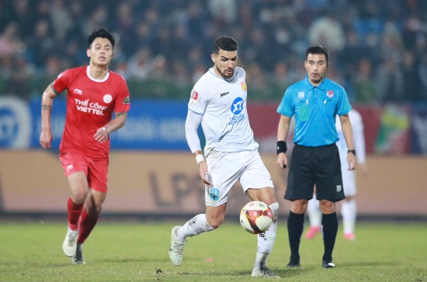Bộ ba tiền đạo của CLB Nam Định lần lượt ghi bàn.