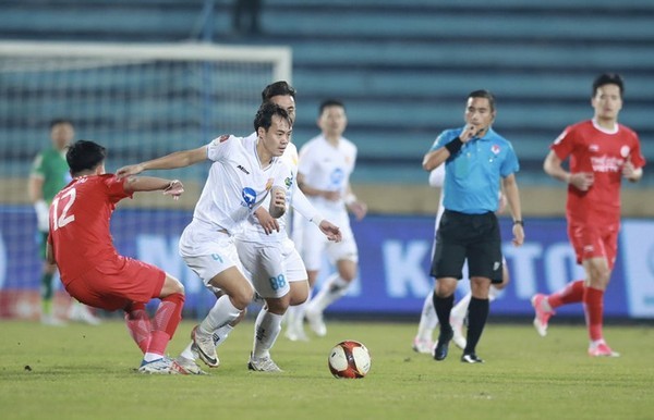 Nam Định củng cố vị trí đầu bảng V.League.