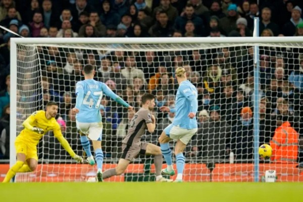 Pha bỏ lỡ cơ hội khó tin của Haaland