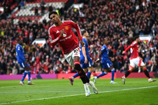 Rashford cũng ghi điểm với cú đúp bàn thắng