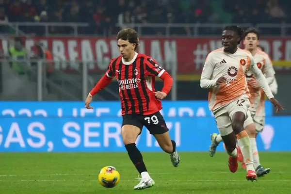 Felix ghi điểm với CĐV Milan.