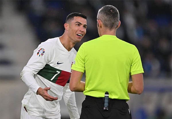 Ronaldo phân bua với trọng tài sau khi bị phạt thẻ vàng