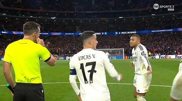 Mbappe đứng ra nhận nhiệm vụ sút 11 m, nhưng từ chối làm điều này trong thời gian thi đấu chính thức.