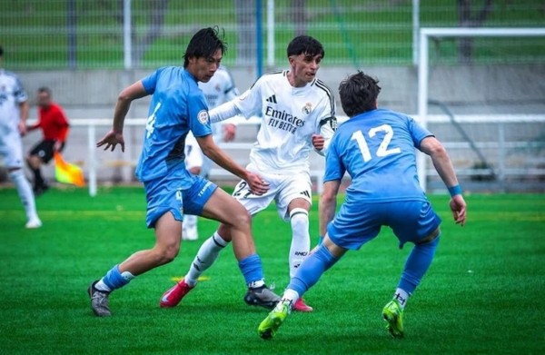 Julien Nguyen (trái, áo xanh) sở hữu thể hình ấn tượng.