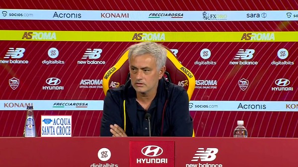 Jose Mourinho luôn biết cách biến mình thành tâm điểm dù dẫn dắt CLB nào