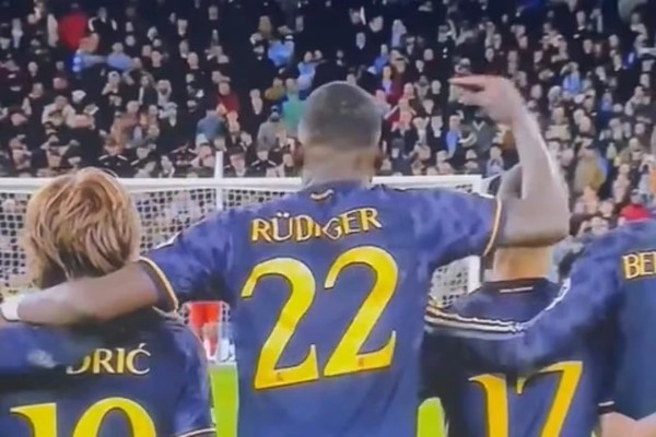Rudiger chỉ hướng sút cho Lunin khi thủ môn của Real Madrid đối mặt với Kovacic.