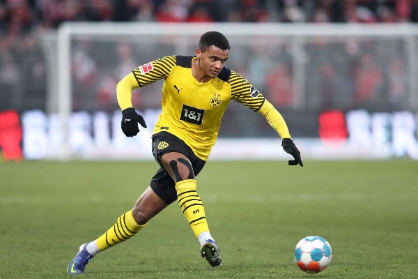 Akanji từ chối gia hạn hợp đồng với Dortmund.
