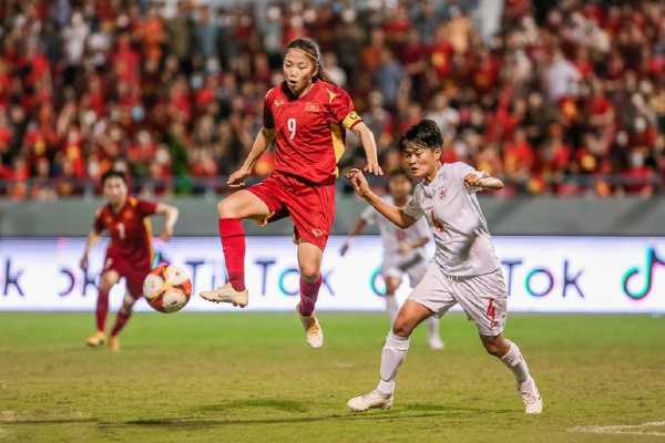Thi đấu dưới sự cổ vũ của 1,6 vạn khán giả, các cầu thủ nữ Việt Nam chơi bóng rất ấn tượng.