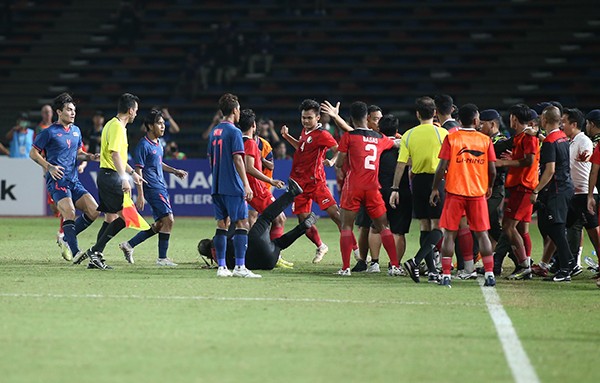 Hình ảnh một thành viên của U22 Indonesia bị cầu thủ U22 Thái Lan tấn công dẫn đến ngã lăn trên sân.