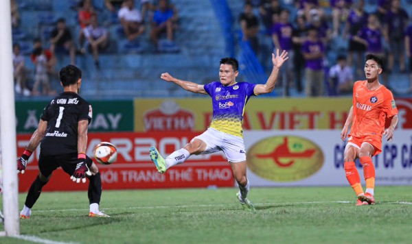 Hà Nội FC sớm vượt lên dẫn trước