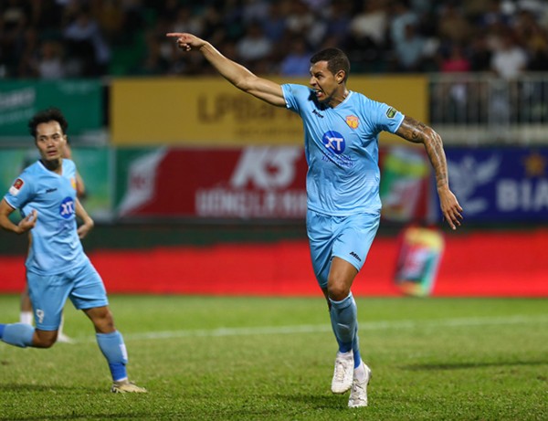 Lucas đá hỏng 1 quả 11m nhưng ghi bàn gỡ hòa 1-1 cho Nam Định.