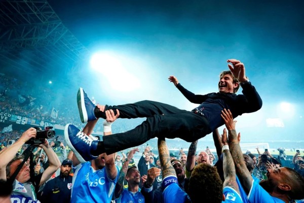 Conte được học trò tri ân sau khi giành chức vô địch Serie A.
