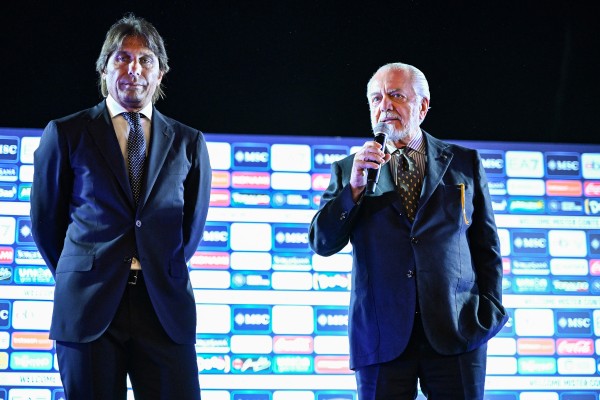 HLV Conte (bên trái) có thể rời Napoli