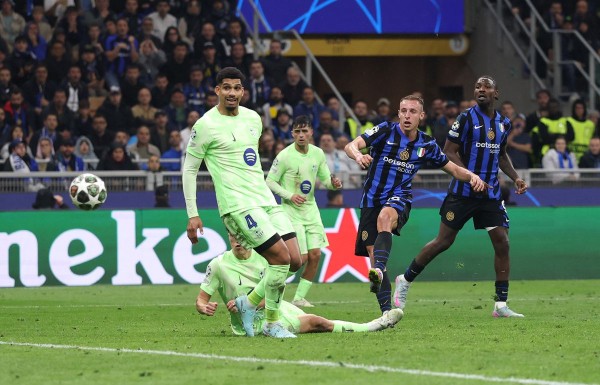 Araujo nhận lỗi khiến Barcelona bị loại khỏi Cúp C1