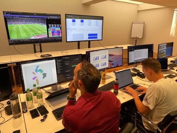 Đội ngũ chuyên gia của FIFA làm việc cùng EFI trong trận play-off World Cup 2022 giữa Australia và Peru vào tháng 6.