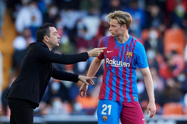 HLV Xavi phải chiều ý ban lãnh đạo Barca trong vụ De Jong.