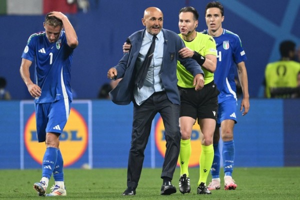 Spalletti thể hiện rất nhiều cảm xúc