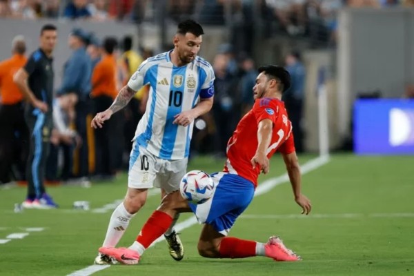 Messi bị các cầu thủ Chile theo kèm rất sát