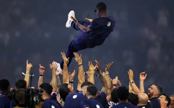 Tập thể PSG tôn vinh Dembele.