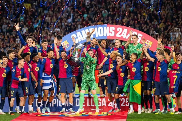 Các cầu thủ Barcelona được thưởng bộn tiền