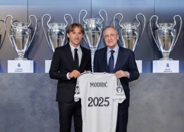 Hiện tại, Luka Modric chính thức gia hạn hợp đồng 1 năm với CLB Real Madrid.