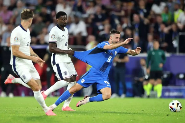 Guehi sẽ bỏ lỡ trận tứ kết EURO 2024 cùng tuyển Anh do án treo giò.