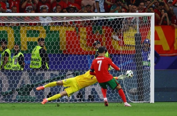 Jan Oblak đánh bại Ronaldo ở trận Bồ Đào Nha - Slovenia vừa qua.