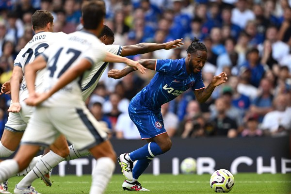 Sterling ra sân ở cả 6 trận giao hữu đầu mùa nhưng không được Maresca sử dụng ở trận thua Man City