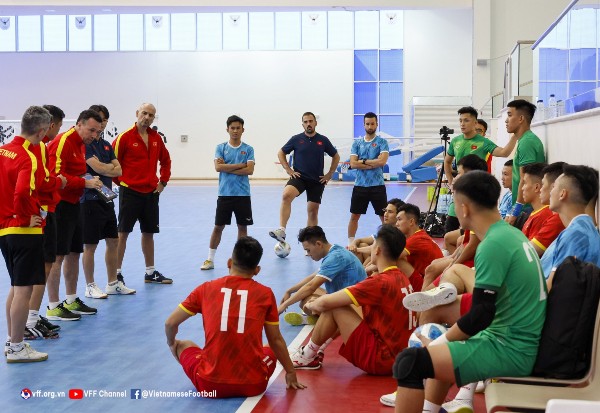 HLV Diego Giustozzi và các học trò bàn chiến thuật chờ đấu Hàn Quốc.