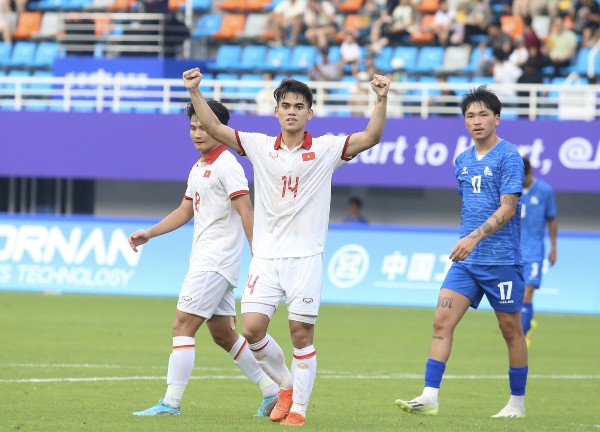 Văn Khang nâng tỷ số lên 3-0 cho Olympic Việt Nam.