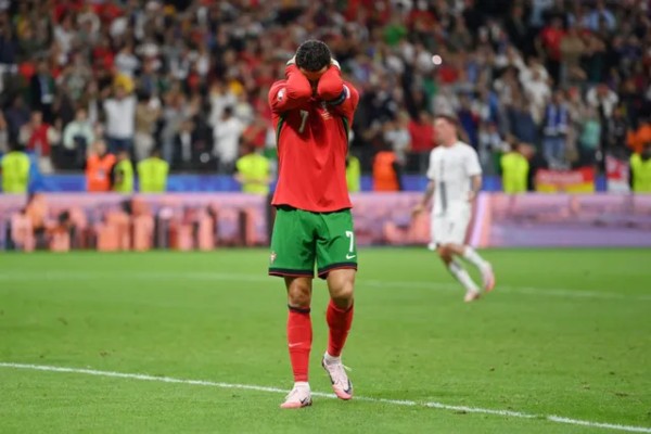 Ronaldo khóc khi đá hỏng 11 mét trước Slovenia trong hiệp phụ