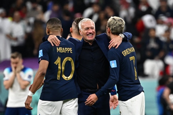 HLV Didier Deschamps nói về băng đội trưởng tuyển Pháp 0