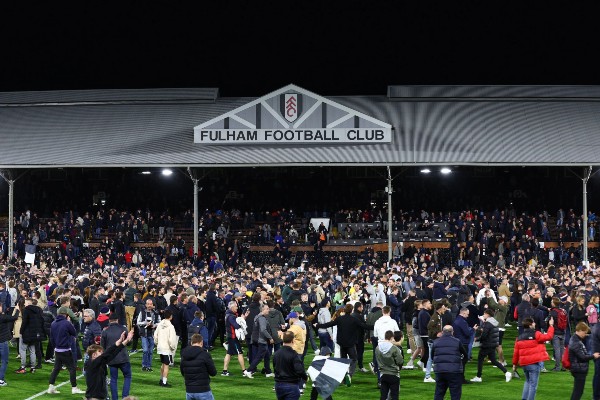 CĐV Fulham tràn xuống sân ăn mừng