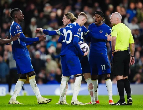 Các cầu thủ Chelsea để lại hình ảnh không đẹp vì quả penalty.
