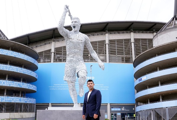 CĐV nhận xét bức tượng Aguero giống tiền vệ đang khoác áo Real Madrid.