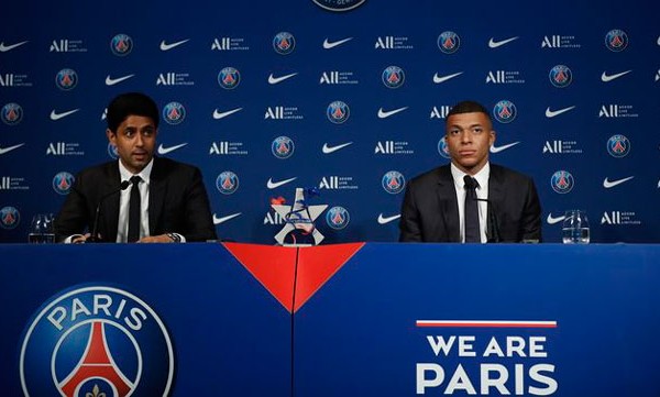 Mbappe và chủ tịch Nasser al-Khelaifi của PSG trong buổi họp báo công bố lý do ký hợp đồng mới với đội bóng chủ sân Công viên các hoàng tử