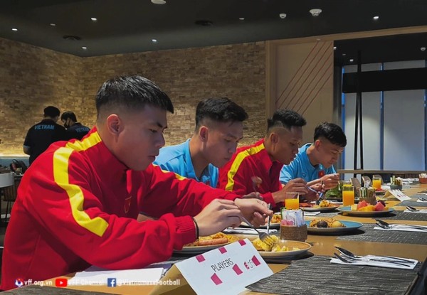U23 Việt Nam dùng bữa sáng khi về đến khách sạn ở UAE.
