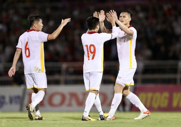 Adriano Schmidt có kiến tạo ngay trận đá chính đầu tiên cho tuyển Việt Nam ở trận thắng giao hữu 2-0 trước Afghanistan hôm 1/6.