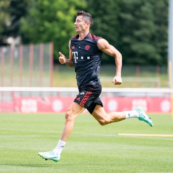 Lewy thể hiện sự chuyên nghiệp khi trở lại tập luyện cùng Bayern