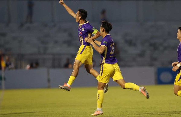Văn Quyết tỏa sáng giúp Hà Nội FC đánh bại Hà Tĩnh ngay trên sân khách