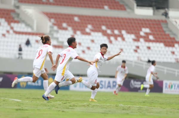 U18 nữ Việt Nam thắng 9-0 trước U18 nữ Singapore