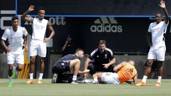 Benzema tỏ ra đau đớn sau pha phạm lỗi của đàn em.