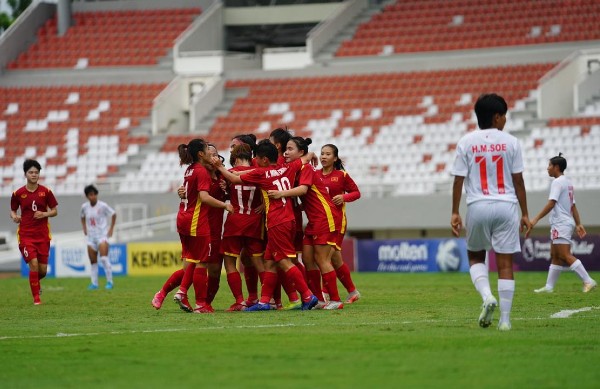 U18 nữ Việt Nam bày tỏ niềm vui chiến thắng trước Myanmar