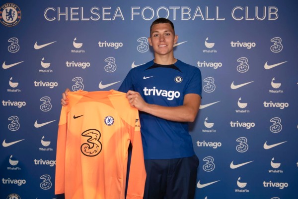 Gabriel Slonina đã ký hợp đồng với Chelsea